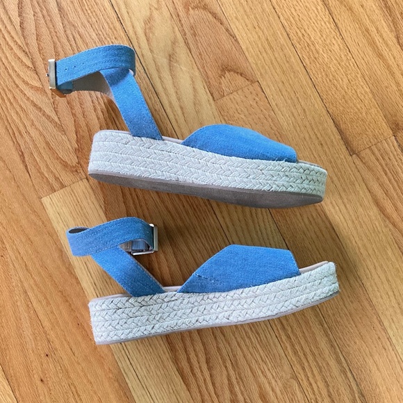 Women’s Ann Taylor LOFT denim chambray look wedge sandals with 1+3/4 inch heel - Picture 3 of 9